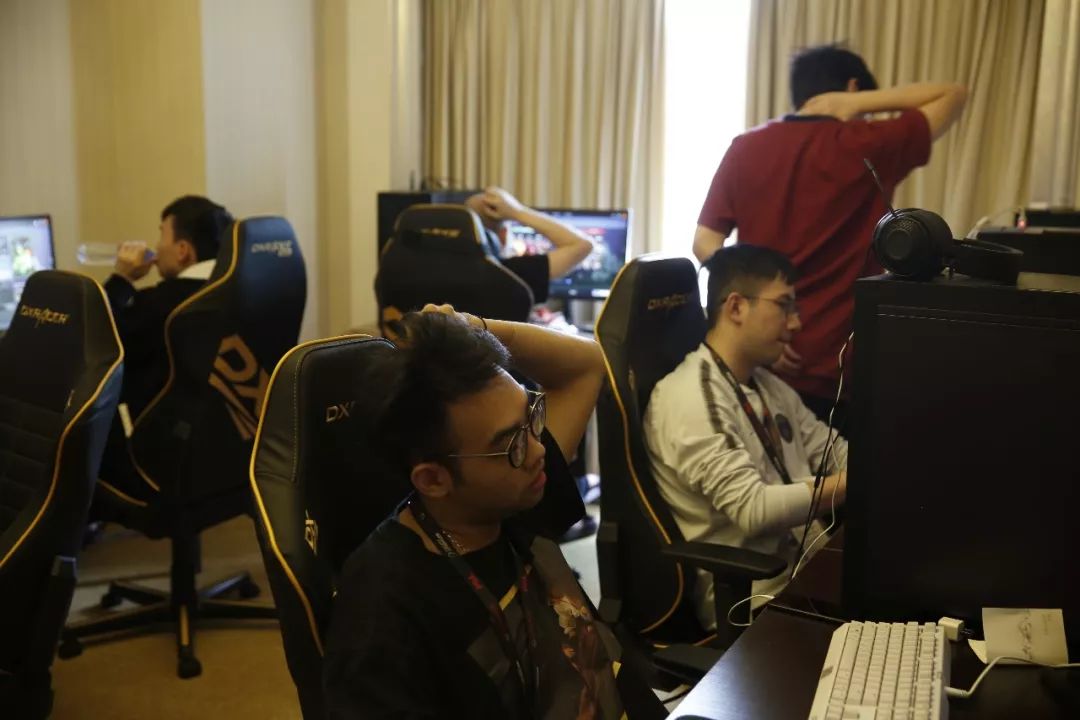 这必须是标志性的加里奥！ faker + Oner 成功覆盖了下路， T1 在没有任何危险的情况下赢得了第一场比赛